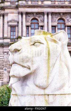 Bild einer Löwen-Statue in George Square, Glasgow, Schottland. Stockfoto