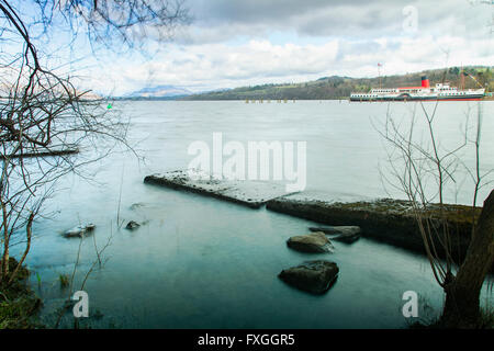 Bild des Loch Lomond, Schottland, auf einen frühen Frühling. Stockfoto