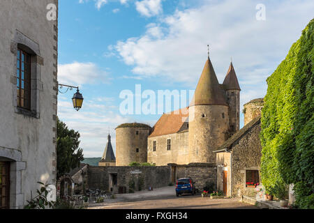 Mittelalterliche Burg im Dorf von Châteaneuf En Auxois, Côte d ' or, Bourgogne, Frankreich (eines der schönsten Dörfer in Fran Stockfoto