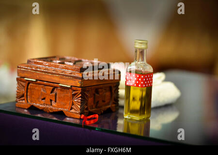 Flasche Öl in einer Kirche taufen Stockfoto