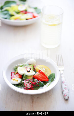 Baby-Spinat, Avocado, Zitrone, Erdbeeren und Wachtel-Eiern-Salat Stockfoto