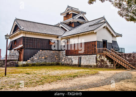 Schloss Kumamoto in Japan. Die Iidamaru Gehen - kai Yagura, 5-stöckigen Turm, Turm gesehen aus dem Inneren der Burg. Vor dem Erdbeben im Jahr 2016. Stockfoto