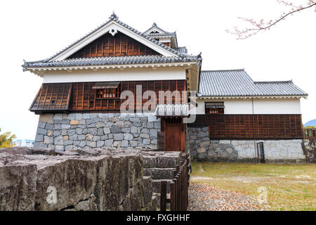 Schloss Kumamoto in Japan. Die Iidamaru Gehen - kai Yagura, 5-stöckigen Turm, Turm gesehen aus dem Inneren der Burg. Vor dem Erdbeben im Jahr 2016. Stockfoto