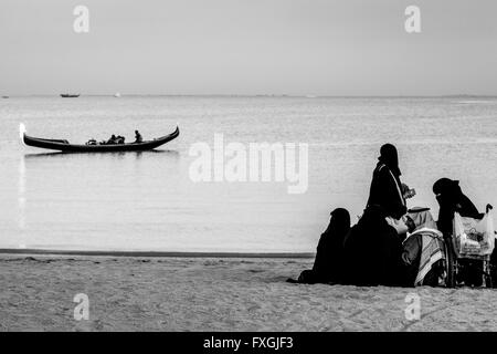 Einheimische am Strand von Katara Kulturdorf, Doha, Katar Stockfoto