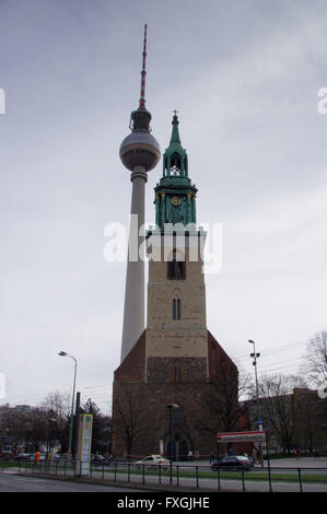 Fernsehturm vs. Kirche am Alexanderplatz Stockfoto
