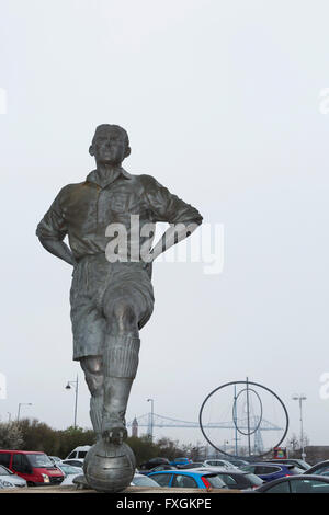 Statue von George Hardwick (1920 – 2004) außerhalb der Riverside Stadium in Middlesbrough, England. Stockfoto