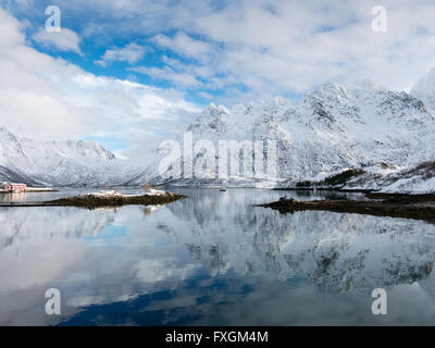 Panorama Winterlandschaft des Austnesfjord in der Nähe von Sildpollen im Winter auf den Lofoten Inseln, Norwegen Stockfoto