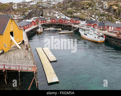 Angelboote/Fischerboote und Rorbu-Hütten im Hafen von Nusfjord, Lofoten, Norwegen Stockfoto