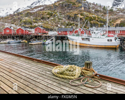 Angelboote/Fischerboote und Rorbu-Hütten im Hafen von Nusfjord, Lofoten, Norwegen Stockfoto