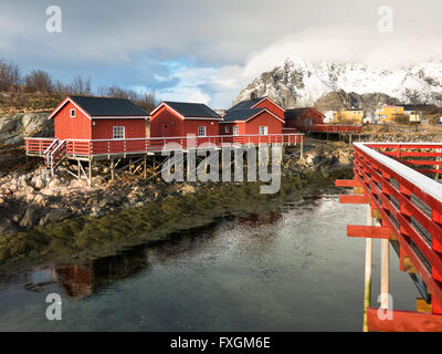 Rorbuer, Fischers Kabinen, in Henningsvær auf den Lofoten Inseln, Norwegen Stockfoto