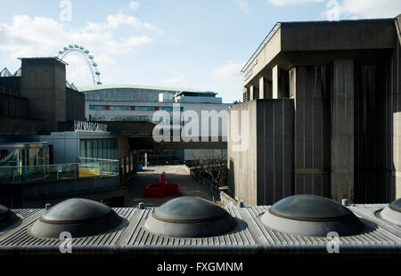 South Bank Centre, London, mit Hayward Gallery und dem London Eye im Hintergrund Stockfoto