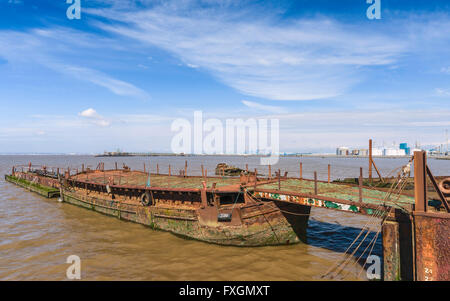 Veraltete und verlassenen Flussschiffen gestrandet auf Schlammbänke der Humber Mündung bei Flut auf einen hellen Frühlingsmorgen. Stockfoto