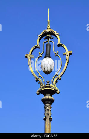 Prag, Tschechische Republik. Frühen Jugendstil elektrische Laterne (von František Križík; 1900) in Malostranske Namesti (Lesser Town Sq Stockfoto