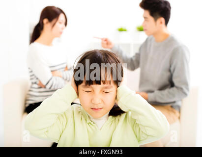 Eltern kämpfen und kleines Mädchen wird gestört Stockfoto