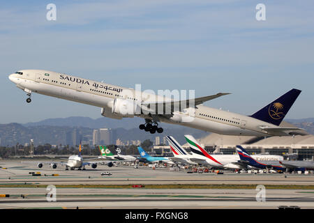 Los Angeles, USA - 22. Februar 2016: A Saudia Boeing 777-300ER mit der Registrierung startet HZ-AK19 vom Los Angeles International Stockfoto