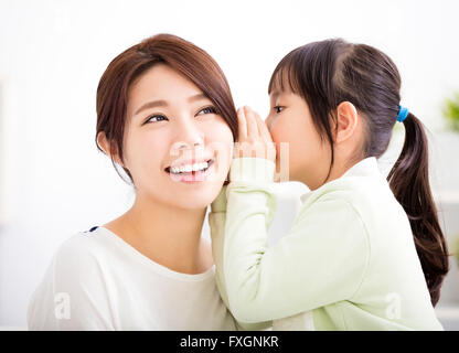 Mutter und Tochter Flüstern Klatsch Stockfoto