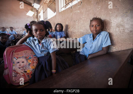 Mosambik, Afrika, Schüler im Klassenzimmer, auf der Schulbank zu sitzen. Stockfoto