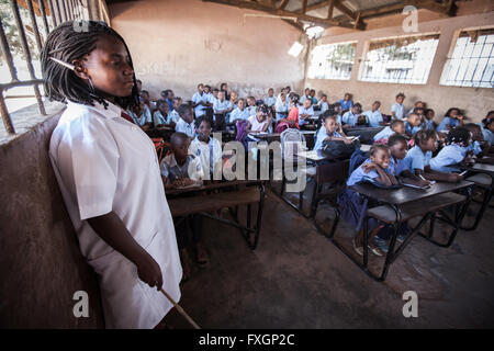 Mosambik, tut ein Lehrer in einer Klasse mit Schülern eine Lektion. Stockfoto