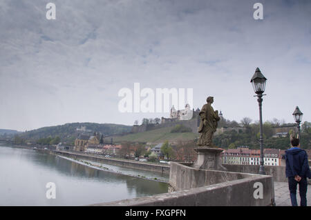 Blick von der alten Mainbrücke, die Festung Marienberg Stockfoto