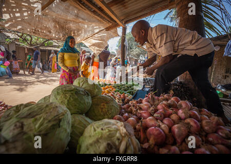 Mosambik, Afrika, ein Mann, der Verkauf von Gemüse auf dem Markt in der Stadt. Stockfoto