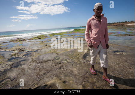 Mosambik, ist Man in dem Seegras am Strand spazieren. Stockfoto