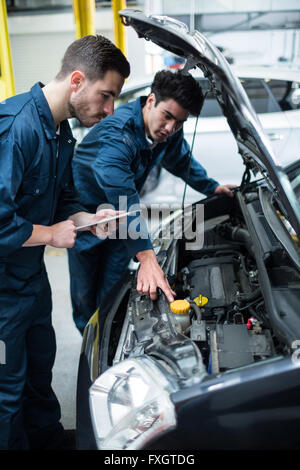 Mechanik Prüfung Automotor mit digital-Tablette Stockfoto