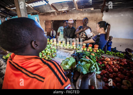 Mosambik, Afrika, ein Mann, der Verkauf von Gemüse auf dem Markt in der Stadt. Stockfoto