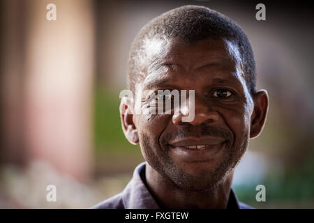 Mosambik, Afrika, ein Porträt von gebräunter Haut Mann lächelnd. Stockfoto