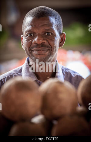 Mosambik, Afrika, ein Porträt von gebräunter Haut Mann lächelnd. Stockfoto