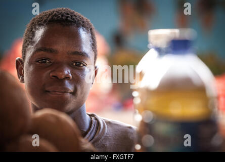 Mosambik, Afrika, ein Porträt eines jungen Jungen gebräunte Haut. Stockfoto