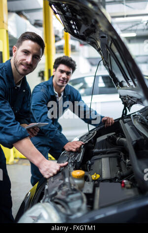 Mechanik Prüfung Automotor mit digital-Tablette Stockfoto
