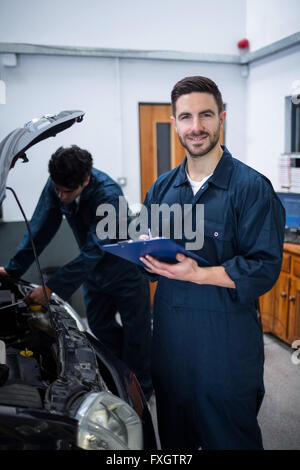 Mechaniker, die Erstellung einer Checkliste Stockfoto