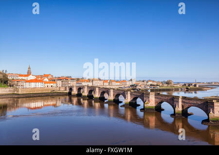 Berwick alte Brücke, den Fluss Tweed und die Stadt von Berwick-upon-Tweed, Northumberland, England, UK Stockfoto