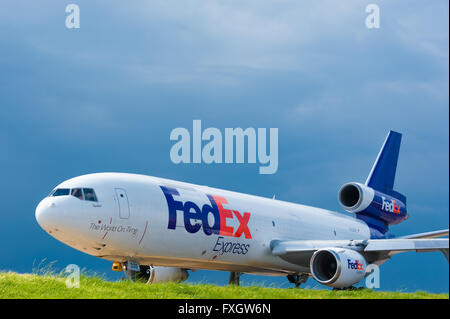 FedEx Express Jet bei Sonnenuntergang auf einem Taxiway am Memphis International Airport, die Lieferung Service Leader "SuperHub" in den USA. Stockfoto