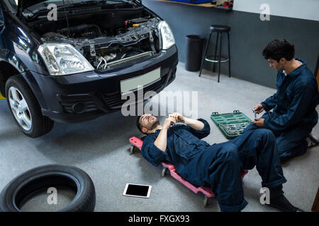 Mechanik, die Reparatur eines Autos Stockfoto