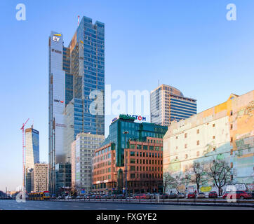 Warschau, Polen – 22. Januar 2016: Moderne Bürohäuser in Warschau Stadtzentrum im postmodernen Stil im Abendlicht. Stockfoto