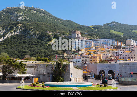 Gibraltar.  Der Turm Hommage der maurischen Burg hinter Wohnblocks von Gibraltar-Stadt und Grand Kasematten Tor steigt Stockfoto