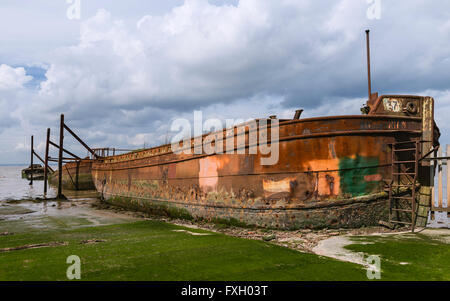 Veraltete und verlassenen Flussschiffen gestrandet auf Schlammbänke der Humber Mündung bei Flut auf einen hellen Frühlingsmorgen. Stockfoto