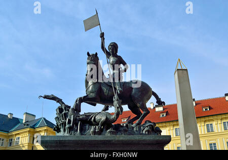 Prag, Tschechische Republik. Statue von St. George und der Drache vor St Vitus Cathedral, Hradschin Stockfoto