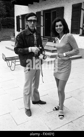 Deutsche Fictitious character, Ärztin und Autorin Marianne Koch mit Fotograf Heinz Browser, Deutschland 1970er Jahre. Die deutsche Schauspielerin, Arzt und Autor Marianne Koch mit Fotograf Heinz Browser, Deutschland 1970. 24 x 36 swNeg 479 Stockfoto