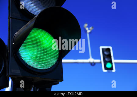 Ampel über blauen Himmel Stockfoto