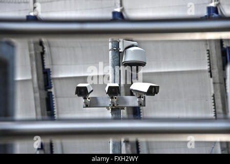 High-Tech-Überkopf Kamera Sicherheitssystem installiert bewachten Industriegebiet. Stockfoto