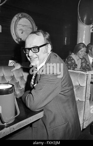 Ausgelassene Partystimmung in der Diskothek "Capt'n Cook" im München Schwabing, 1970er Jahre Deutschland. Partyzeit in der Diskothek "Capt'n Cook" München Schwabing der 1970er Jahre. 24x36swNeg628 Stockfoto