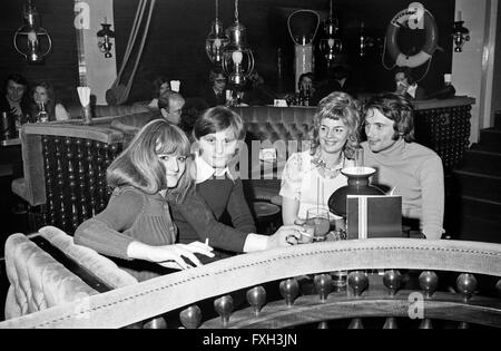 Ausgelassene Partystimmung in der Diskothek "Capt'n Cook" im München Schwabing, 1970er Jahre Deutschland. Partyzeit in der Diskothek "Capt'n Cook" München Schwabing der 1970er Jahre. 24x36swNeg628 Stockfoto