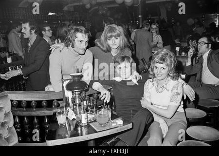 Ausgelassene Partystimmung in der Diskothek "Capt'n Cook" im München Schwabing, 1970er Jahre Deutschland. Partyzeit in der Diskothek "Capt'n Cook" München Schwabing der 1970er Jahre. 24x36swNeg628 Stockfoto