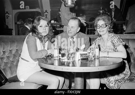 Ausgelassene Partystimmung in der Diskothek "Capt'n Cook" im München Schwabing, 1970er Jahre Deutschland. Partyzeit in der Diskothek "Capt'n Cook" München Schwabing der 1970er Jahre. 24x36swNeg628 Stockfoto