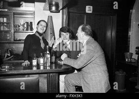 Ausgelassene Partystimmung in der Diskothek "Capt'n Cook" im München Schwabing, 1970er Jahre Deutschland. Partyzeit in der Diskothek "Capt'n Cook" München Schwabing der 1970er Jahre. 24x36swNeg628 Stockfoto