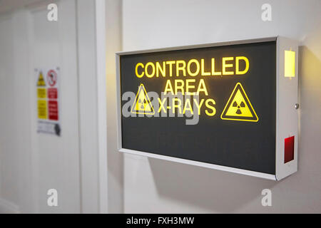 Röntgen-Bereich Zeichen in einem Krankenhaus in Großbritannien gesteuert. Stockfoto