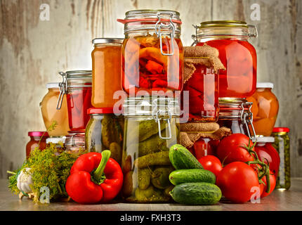 Gläser mit eingelegtem Gemüse und fruchtigen Kompotte. Konservierte Lebensmittel Stockfoto