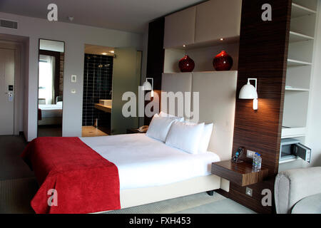 Schlafzimmer in Absolute Hotel, Limerick, Irland Stockfoto